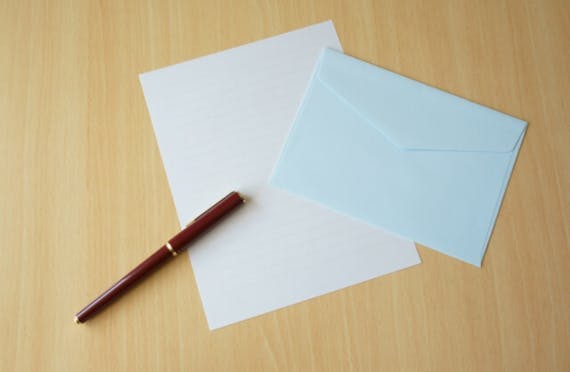 【例文紹介】お悔やみの手紙の書き方と送り方！宛先別の文例、手紙の折り方も解説