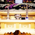 葬儀の花輪は誰が贈る？手配や値段、選び方のマナーも解説